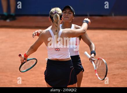 August 2024; Olympische Spiele in Paris, Paris, Frankreich, Tag 6; Olympische Tennisspiele bei Roland Garros, Sara Errani und Jasmine Paolini aus Italien gegen Katie Boulter und Heather Watson aus Großbritannien im Doppel der Damen, Katie Boulter und Heather Watson nach dem Verlust ihres Matches Credit: Action Plus Sports Images/Alamy Live News Stockfoto