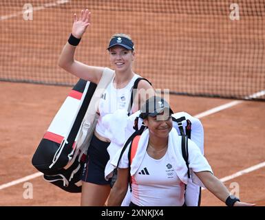 August 2024; Olympische Spiele in Paris, Paris, Frankreich, Tag 6; Olympische Tennisspiele bei Roland Garros, Sara Errani und Jasmine Paolini aus Italien gegen Katie Boulter und Heather Watson aus Großbritannien im Doppel der Damen, Katie Boulter und Heather Watson nach dem Verlust ihres Matches Credit: Action Plus Sports Images/Alamy Live News Stockfoto