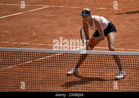 August 2024; Olympische Spiele in Paris, Paris, Frankreich, Tag 6; Olympisches Tennis bei Roland Garros, Sara Errani und Jasmine Paolini aus Italien gegen Katie Boulter und Heather Watson aus Großbritannien im Damendoppel, Katie Boulter in Aktion Credit: Action Plus Sports Images/Alamy Live News Stockfoto