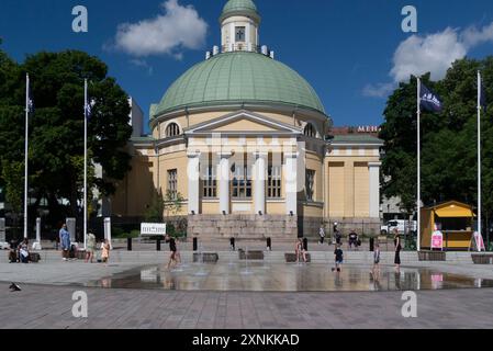 Turku Orthrodoxe Kirche an der nördlichen Ecke des Turku Marktplatzes mit Kindern, die im Brunnen vor Finnland spielen Stockfoto