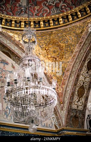 ISTANBUL, Türkei / Türkiye — der opulente Thronsaal des Kaiserlichen Thronsaals im Harem des Topkapi-Palastes, Istanbul. Diese aufwendig verzierte Kammer, die mit komplizierten Iznik-Fliesen, vergoldeten Ornamenten und reichen Möbeln geschmückt war, diente als privater Audienzsaal für den osmanischen Sultan innerhalb der abgeschiedenen Grenzen des kaiserlichen Harems. Der Raum spiegelt die künstlerische Meisterschaft und den Luxus der osmanischen kaiserlichen Architektur wider und bietet einen Einblick in die Welt des osmanischen Hofes. Stockfoto