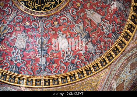 ISTANBUL, Türkei / Türkiye — die Kuppeldecke im opulenten Thronsaal des Kaiserreichs im Harem des Topkapi-Palastes, Istanbul. Diese aufwendig verzierte Kammer, die mit komplizierten Iznik-Fliesen, vergoldeten Ornamenten und reichen Möbeln geschmückt war, diente als privater Audienzsaal für den osmanischen Sultan innerhalb der abgeschiedenen Grenzen des kaiserlichen Harems. Der Raum spiegelt die künstlerische Meisterschaft und den Luxus der osmanischen kaiserlichen Architektur wider und bietet einen Einblick in die Welt des osmanischen Hofes. Stockfoto