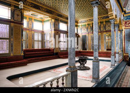 ISTANBUL, Türkei / Türkiye — der opulente Thronsaal des Kaiserlichen Thronsaals im Harem des Topkapi-Palastes, Istanbul. Diese aufwendig verzierte Kammer, die mit komplizierten Iznik-Fliesen, vergoldeten Ornamenten und reichen Möbeln geschmückt war, diente als privater Audienzsaal für den osmanischen Sultan innerhalb der abgeschiedenen Grenzen des kaiserlichen Harems. Der Raum spiegelt die künstlerische Meisterschaft und den Luxus der osmanischen kaiserlichen Architektur wider und bietet einen Einblick in die Welt des osmanischen Hofes. Stockfoto