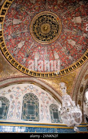 ISTANBUL, Türkei / Türkiye — der opulente Thronsaal des Kaiserlichen Thronsaals im Harem des Topkapi-Palastes, Istanbul. Diese aufwendig verzierte Kammer, die mit komplizierten Iznik-Fliesen, vergoldeten Ornamenten und reichen Möbeln geschmückt war, diente als privater Audienzsaal für den osmanischen Sultan innerhalb der abgeschiedenen Grenzen des kaiserlichen Harems. Der Raum spiegelt die künstlerische Meisterschaft und den Luxus der osmanischen kaiserlichen Architektur wider und bietet einen Einblick in die Welt des osmanischen Hofes. Stockfoto