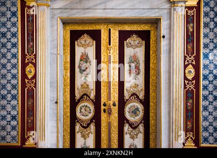 ISTANBUL, Türkei / Türkiye — der opulente Thronsaal des Kaiserlichen Thronsaals im Harem des Topkapi-Palastes, Istanbul. Diese aufwendig verzierte Kammer, die mit komplizierten Iznik-Fliesen, vergoldeten Ornamenten und reichen Möbeln geschmückt war, diente als privater Audienzsaal für den osmanischen Sultan innerhalb der abgeschiedenen Grenzen des kaiserlichen Harems. Der Raum spiegelt die künstlerische Meisterschaft und den Luxus der osmanischen kaiserlichen Architektur wider und bietet einen Einblick in die Welt des osmanischen Hofes. Stockfoto