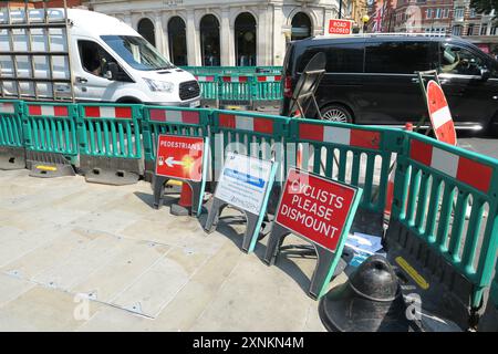 London, Großbritannien. August 2024. Die Einwohner von Chelsea verlieren die Geduld, weil sie über die Zeit ein übermäßiges Budget in Höhe von £ 50 Millionen plus Renovierung in der Sloane Street hatten. Quelle: Brian Minkoff/Alamy Live News Stockfoto