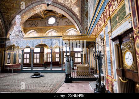 ISTANBUL, Türkei / Türkiye — der opulente Thronsaal des Kaiserlichen Thronsaals im Harem des Topkapi-Palastes, Istanbul. Diese aufwendig verzierte Kammer, die mit komplizierten Iznik-Fliesen, vergoldeten Ornamenten und reichen Möbeln geschmückt war, diente als privater Audienzsaal für den osmanischen Sultan innerhalb der abgeschiedenen Grenzen des kaiserlichen Harems. Der Raum spiegelt die künstlerische Meisterschaft und den Luxus der osmanischen kaiserlichen Architektur wider und bietet einen Einblick in die Welt des osmanischen Hofes. Stockfoto