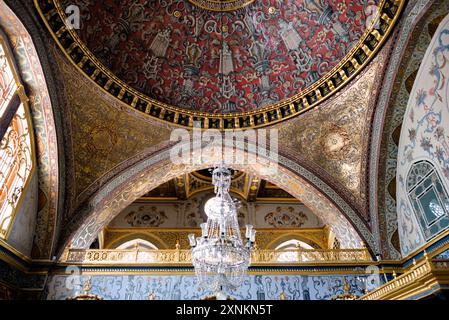 ISTANBUL, Türkei / Türkiye — der opulente Thronsaal des Kaiserlichen Thronsaals im Harem des Topkapi-Palastes, Istanbul. Diese aufwendig verzierte Kammer, die mit komplizierten Iznik-Fliesen, vergoldeten Ornamenten und reichen Möbeln geschmückt war, diente als privater Audienzsaal für den osmanischen Sultan innerhalb der abgeschiedenen Grenzen des kaiserlichen Harems. Der Raum spiegelt die künstlerische Meisterschaft und den Luxus der osmanischen kaiserlichen Architektur wider und bietet einen Einblick in die Welt des osmanischen Hofes. Stockfoto