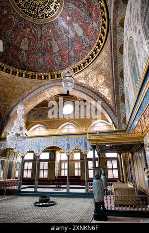 ISTANBUL, Türkei / Türkiye — der opulente Thronsaal des Kaiserlichen Thronsaals im Harem des Topkapi-Palastes, Istanbul. Diese aufwendig verzierte Kammer, die mit komplizierten Iznik-Fliesen, vergoldeten Ornamenten und reichen Möbeln geschmückt war, diente als privater Audienzsaal für den osmanischen Sultan innerhalb der abgeschiedenen Grenzen des kaiserlichen Harems. Der Raum spiegelt die künstlerische Meisterschaft und den Luxus der osmanischen kaiserlichen Architektur wider und bietet einen Einblick in die Welt des osmanischen Hofes. Stockfoto