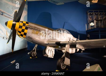 WASHINGTON DC, Vereinigte Staaten — Eine Sammlung von Kampfflugzeugen aus dem Zweiten Weltkrieg mit Propellern ist im Smithsonian National Air and Space Museum ausgestellt. Diese historischen Flugzeuge zeigen die technologischen Fortschritte und die strategische Bedeutung von Kampfflugzeugen während des Zweiten Weltkriegs. Die Ausstellung zeigt legendäre Flugzeuge wie die Supermarine Spitfire, die nordamerikanische P-51 Mustang und die Mitsubishi A6M Zero, die die vielfältigen technischen Meisterleistungen der Epoche widerspiegeln. Stockfoto