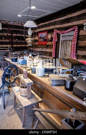 LURAY, Virginia, USA – das Valley Tools and Trades Shop im Shenandoah Heritage Village in Luray, Virginia. Diese Ausstellung zeigt traditionelle Werkzeuge und Handwerke des Shenandoah-Tals und bietet Besuchern einen Einblick in die Handwerkskunst und Industrie der Region aus dem 19. Jahrhundert. Stockfoto