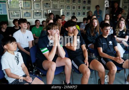 Menschen im Queen's University Belfast Boat Club in Belfast, Nordirland, bei einer olympischen Watchalong-Veranstaltung für das Finale der Doppelschalen für Männer und Frauen. Ruderer vom Queen's and Methodist College Belfast bejubelten die lokalen Helden, den ehemaligen Queen's Ruderkapitän Philip Doyle und die ehemalige Methody-Studentin Rebecca Shorten. Bilddatum: Donnerstag, 1. August 2024. Stockfoto