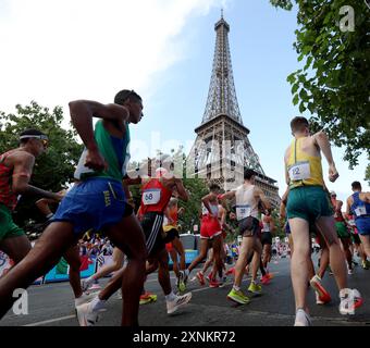 Paris, Frankreich. August 2024. Athleten treten während des 20 km langen Leichtathletikwanderns bei den Olympischen Spielen 2024 in Paris, Frankreich, am 1. August 2024 an. Quelle: Li Ying/Xinhua/Alamy Live News Stockfoto