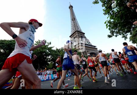 Paris, Frankreich. August 2024. Athleten treten während des 20 km langen Leichtathletikwanderns bei den Olympischen Spielen 2024 in Paris, Frankreich, am 1. August 2024 an. Quelle: Li Ying/Xinhua/Alamy Live News Stockfoto