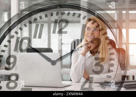 Geschäftsfrau im Büro, Uhr, doppelte Exposition. Zeitmanagement Stockfoto