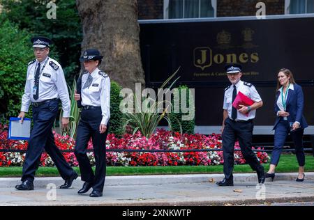 London, Großbritannien. August 2024. Stellvertretender Kommissar Matt Twist und stellvertretender Kommissar Lynne Owens von der Metropolitan Police, gefolgt von Chief Constable Gavin Stevens, Vorsitzender des National Police Chiefs Council. Die Polizeichefs kommen in der Downing Street 10 zu einem Treffen mit Premierminister Keir Starmer an. Dies ist eine Folge der Gewalt auf den Straßen Southport, Southend, London und Hartlepool. Quelle: Karl Black/Alamy Live News Stockfoto