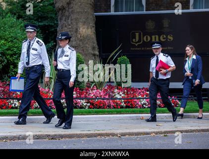 London, Großbritannien. August 2024. Stellvertretender Kommissar Matt Twist und stellvertretender Kommissar Lynne Owens von der Metropolitan Police, gefolgt von Chief Constable Gavin Stevens, Vorsitzender des National Police Chiefs Council. Die Polizeichefs kommen in der Downing Street 10 zu einem Treffen mit Premierminister Keir Starmer an. Dies ist eine Folge der Gewalt auf den Straßen Southport, Southend, London und Hartlepool. Quelle: Karl Black/Alamy Live News Stockfoto