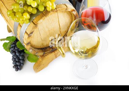 Rot- und Weißwein auf weißem Hintergrund Stockfoto