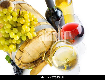 Rot- und Weißwein auf weißem Hintergrund Stockfoto