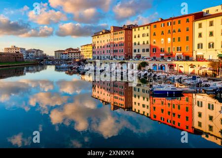 Sonnenuntergang über dem Fosso reale in der Via Scali delle Cantine, Livorno, Italien Stockfoto