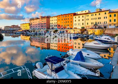 Sonnenuntergang über dem Fosso reale in der Via Scali delle Cantine, Livorno, Italien Stockfoto