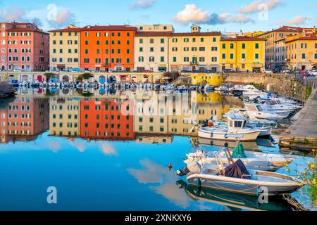 Sonnenuntergang über dem Fosso reale in der Via Scali delle Cantine, Livorno, Italien Stockfoto