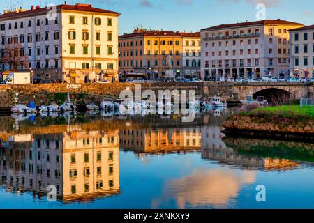 Sonnenuntergang über dem Fosso reale in der Via Scali delle Cantine, Livorno, Italien Stockfoto