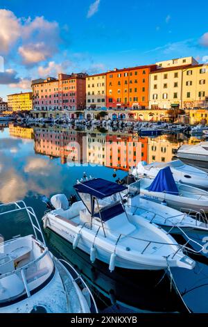 Sonnenuntergang über dem Fosso reale in der Via Scali delle Cantine, Livorno, Italien Stockfoto