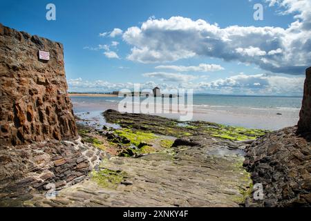 Blick über Elie Beach mit der Flut hinaus in Richtung des Korntanks am Hafen von Elie Fife Schottland Stockfoto