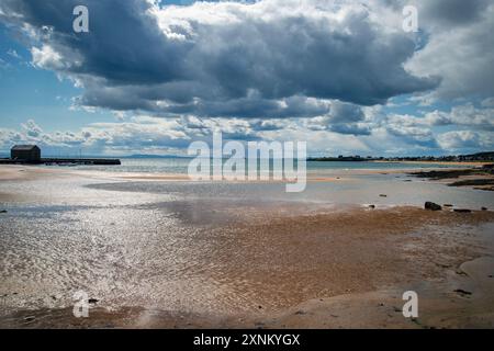 Die Flut kommt aus, wenn sich stürmische Wolken über dem Hafen von elie Fife Scotland sammeln Stockfoto