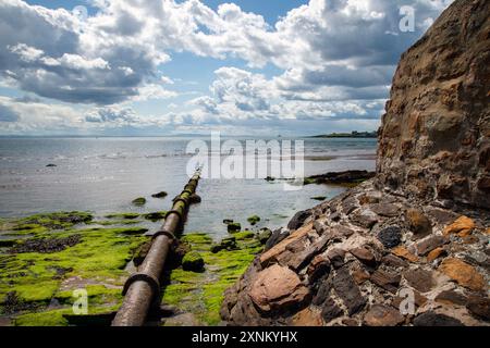 Die alte Abwasserleitung in Elie Fife Scotland erstreckt sich bis zum Meer, wenn die Flut ausgeht Stockfoto