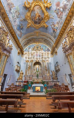 ASSISI, ITALIEN – 17. MAI 2024: Das Kirchenschiff der barocken Chiesa di Santa Maria Sopra Minerva. Stockfoto