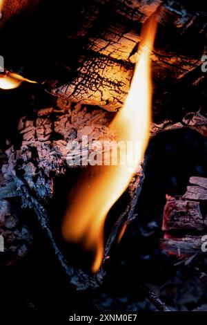 Brennende Holzscheite auf einer Feuerstelle in einem Garten in Großbritannien, Sommer 2024 Stockfoto