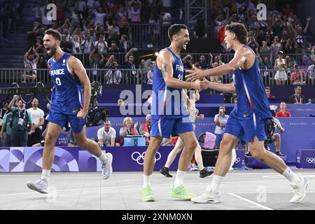 Paris, Frankreich. 31. Juli 2024. Feierlichkeiten in Frankreich, Franck Seguela (FRA), Lucas Dussoulier (FRA), Jules Rambaut (FRA), 3x3 Basketball, Männer-Pool-Runde zwischen Litauen und Frankreich während der Olympischen Spiele Paris 2024 am 31. Juli 2024 in La Concorde in Paris, Frankreich - Foto Michael Baucher/Panoramic/DPPI Media Credit: DPPI Media/Alamy Live News Stockfoto