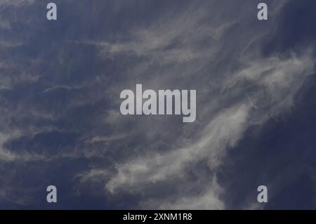 Bewölkter Himmel mit dunklen und hellen Wolken. Stockfoto