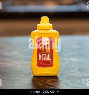 NISSWA, MN - 31. JUL 2024: Flasche gelben Senf auf die Küchenzeile drücken. Stockfoto