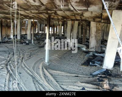 Verbrannte Sandwichpaneele in einem Gebäude nach einem Brand mit erheblichen Schäden. Stockfoto