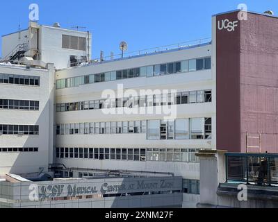 Außenansicht des UCSF Medical Center am Mount Zion unter einem klaren blauen Himmel, San Francisco, Kalifornien, 8. April 2024. (Foto: Smith Collection/Gado/SIPA USA) Stockfoto