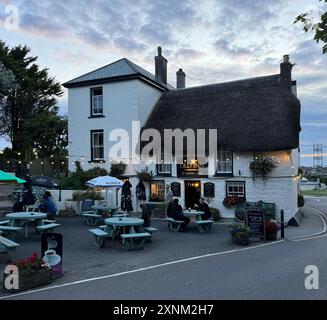 Ein abendlicher Blick auf das Old Inn, ein traditioneller Cornish Pub aus dem 16. Jahrhundert mit Strohdach. Stockfoto