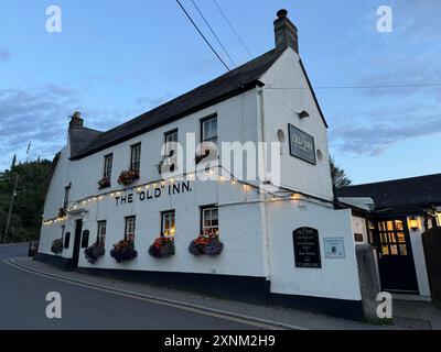 Ein abendlicher Blick auf das Old Inn, ein traditioneller Cornish Pub aus dem 16. Jahrhundert mit Strohdach. Stockfoto