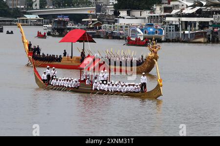 Bangkok, Thailand. August 2024. Die thailändischen Ruderer rudern während der Übungsprozession königliche Lastkähne. Die Zeremonie des Königlichen Lastwagens findet am 27. Oktober auf dem Chao Phraya statt, um dem buddhistischen Mönch die Königliche Kathedrale, Gewänder, oder die Königlich-Kathin-buddhistische Ritus-Zeremonie zu überreichen. Quelle: SOPA Images Limited/Alamy Live News Stockfoto