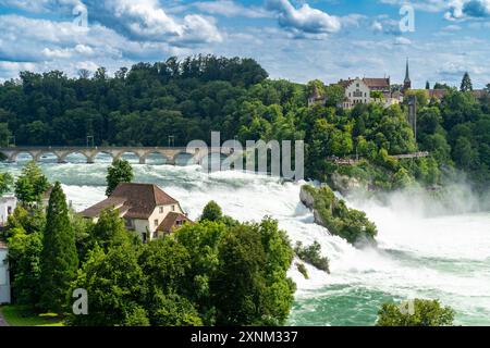 Rheinfall (Rheinfall) in der Schweiz, mit Schloss Laufen, Neuhausen in der Nähe des Kantons Schaffhausen in Europa Stockfoto