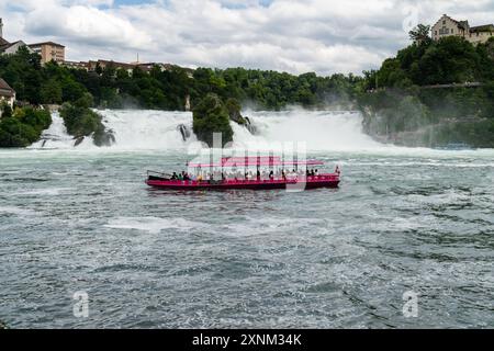 Schaffhausen, Schweiz - 17. Juli 2024: Touristenboot fährt in der Nähe des Rheinfalls, des größten Wasserfalls Europas Stockfoto