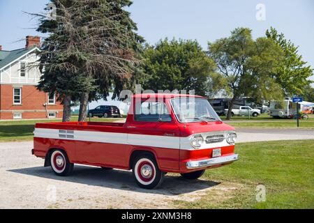 1963 Corvair Pickup-Truck auf einem Parkplatz am Straßenrand Stockfoto