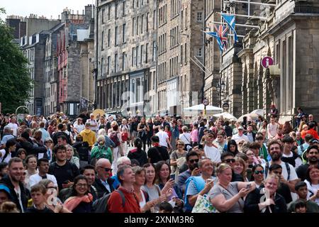 Edinburgh Schottland, Vereinigtes Königreich 1. August 2024. Menschenmassen auf der Royal Mile während des Edinburgh Festivals. Credit sst/alamy Live News Stockfoto