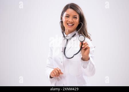 Porträt eines glücklichen Arztes, der ein Stethoskop hält. Stockfoto