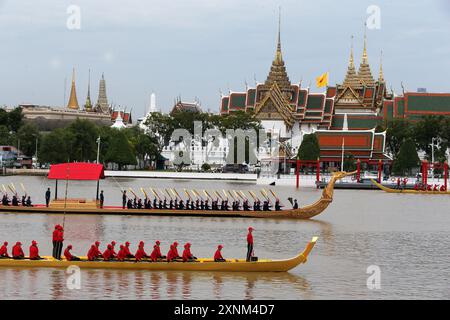 Bangkok, Thailand. August 2024. Die thailändischen Ruderer rudern während der Übungsprozession königliche Lastkähne. Die Zeremonie des Königlichen Lastwagens findet am 27. Oktober auf dem Chao Phraya statt, um dem buddhistischen Mönch die Königliche Kathedrale, Gewänder, oder die Königlich-Kathin-buddhistische Ritus-Zeremonie zu überreichen. (Foto: Chaiwat Subprasom/SOPA Images/SIPA USA) Credit: SIPA USA/Alamy Live News Stockfoto