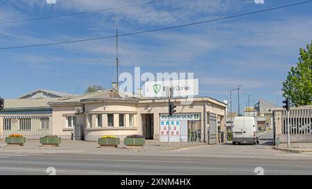 Sabac, Serbien - 4. April 2024: Eintritt zum Fabrikgebäude der Elixir Zorka Group Düngemittellieferanten der chemischen Industrie am sonnigen Frühlingstag. Stockfoto