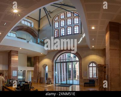 Selestat, Frankreich - 06 25 2024: Humanistische Bibliothek. Blick auf die Eingangshalle der Bibliothek Stockfoto