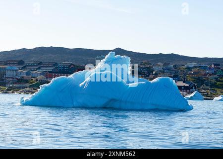 Schwimmende Eisberge vor den Häusern von Ilulissat, vom Wasser aus gesehen. Ilulissat-Icefjord, Disko Bay, Grönland, Dänemark Stockfoto